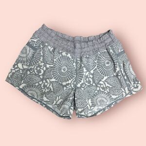 LULULEMON Gray Flowers ‘Tracker Short’ 3” inseam Size 6 Running Shorts